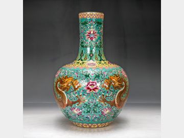A fine official kiln vase with the inscription Made in the Qianlong Period of the Qing Dynasty and fully enameled with dragon patterns.