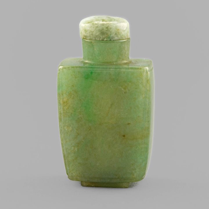 十九世紀   翡翠四方鼻煙壺 A Chinese jadeite square snuff bottle, 19th century