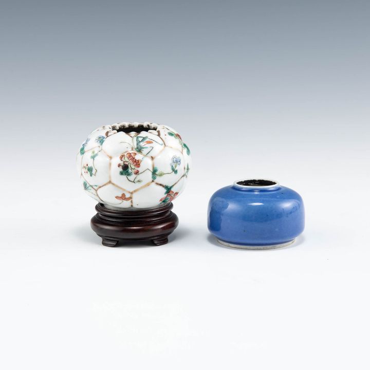 十九世紀晚 粉彩及天青釉水盂兩只（一只附木座） A Chinese famille rose water coupe and blue-glazed water coupe, late 19th century