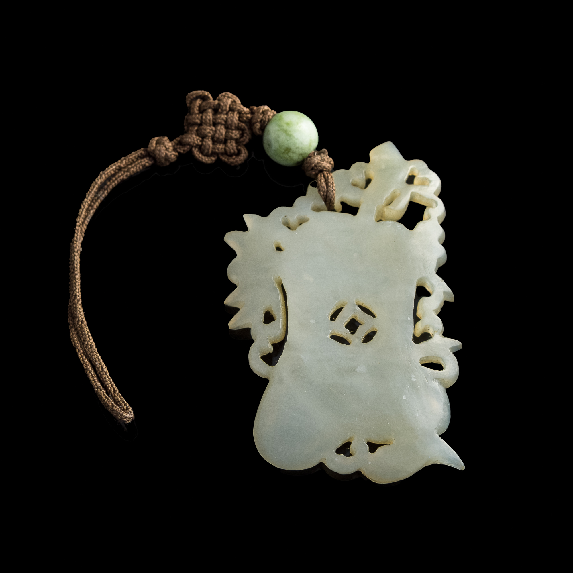 十九世紀玉扇形佩A Chinese carved jade fan-form pendant, 19th