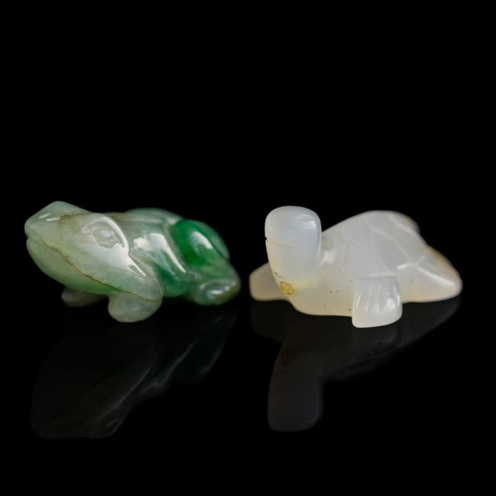 十九世紀 白玉龜和翡翠蟾 A Chinese white jade turtle and a jadeite toad, 19th century