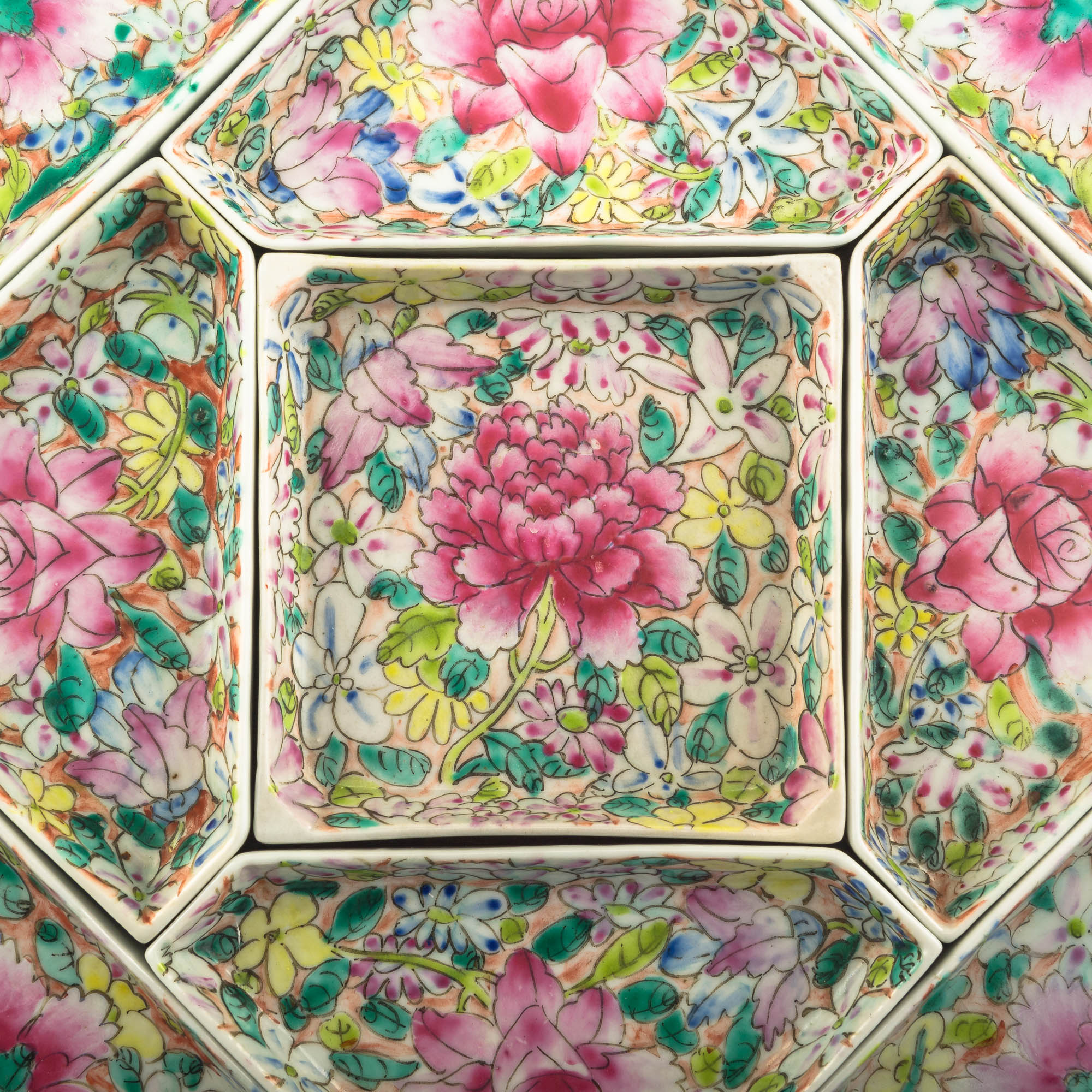 民國粉彩萬花九子盤（附原硬木盒） A Chinese famille rose nine
