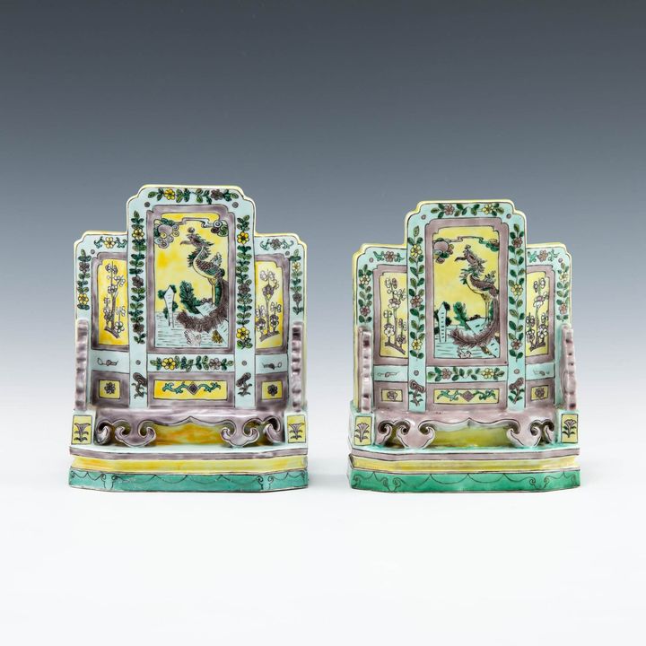 十九世紀晚 黃地素三彩臺屏一對 A pair of Chinese sancai table screens, late 19th century