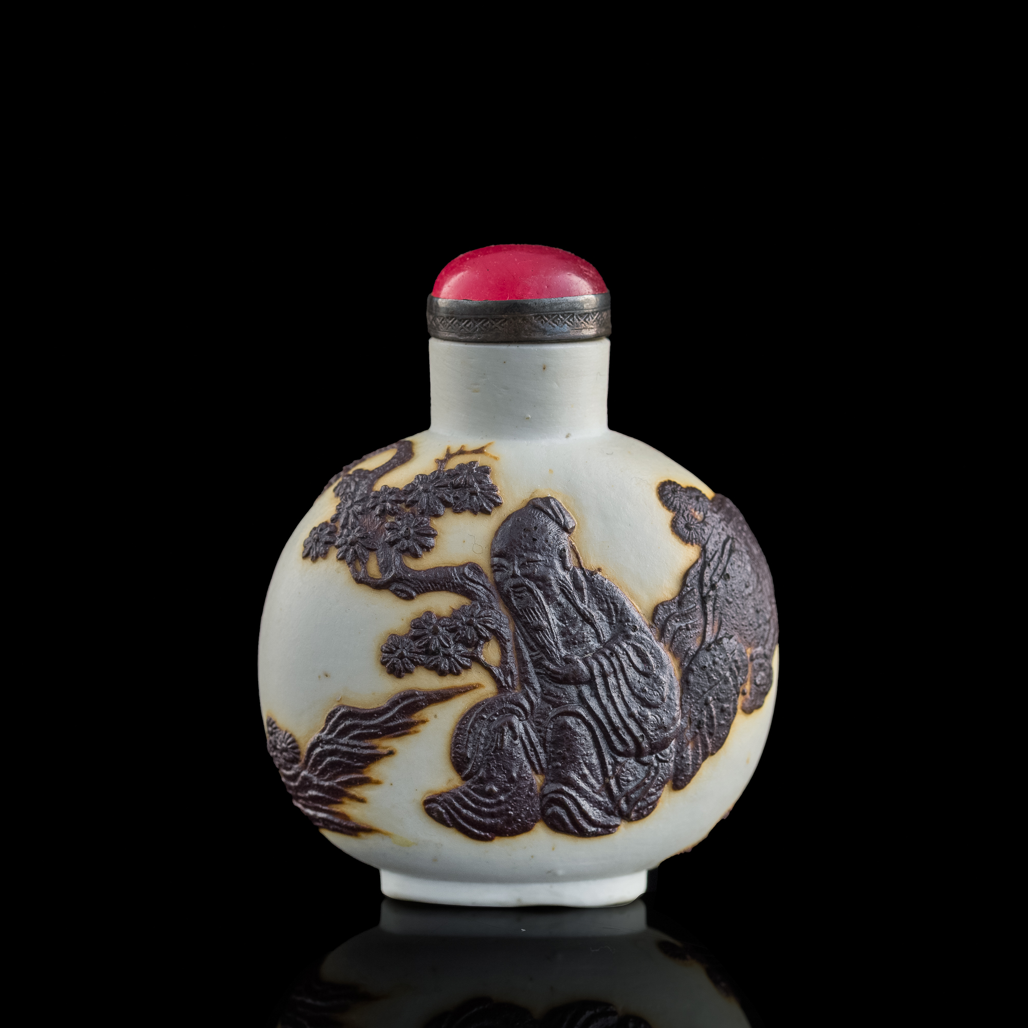 十九世紀早雕瓷人物鼻煙壺A Chinese molded porcelain snuff bottle