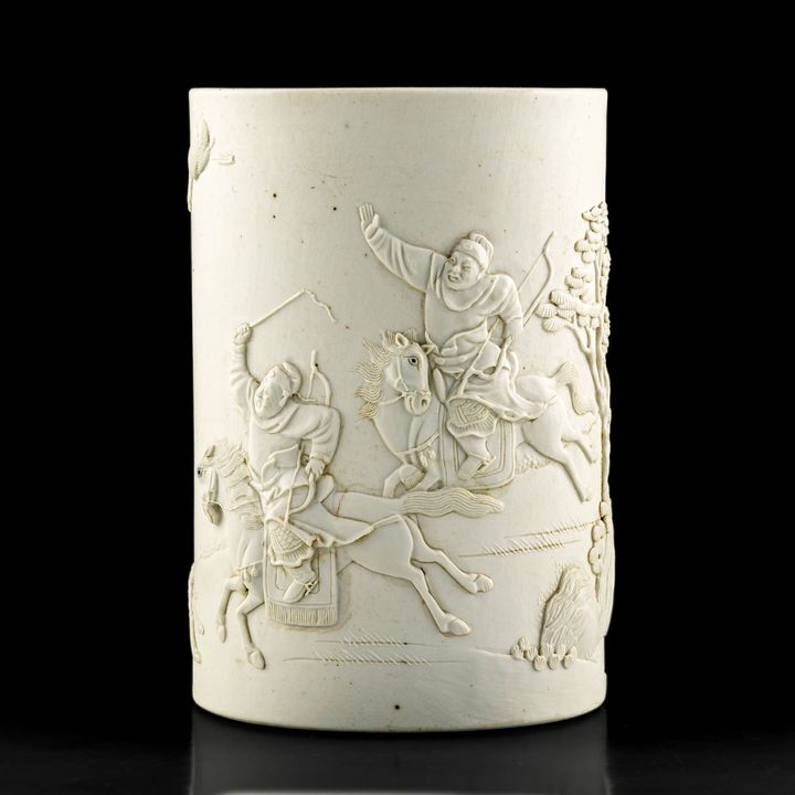 十九世紀 王炳榮造生瓷狩獵圖筆筒 A Chinese white-glaze brush pot with carved hunting scene, signed Wang Binrong, 19th century