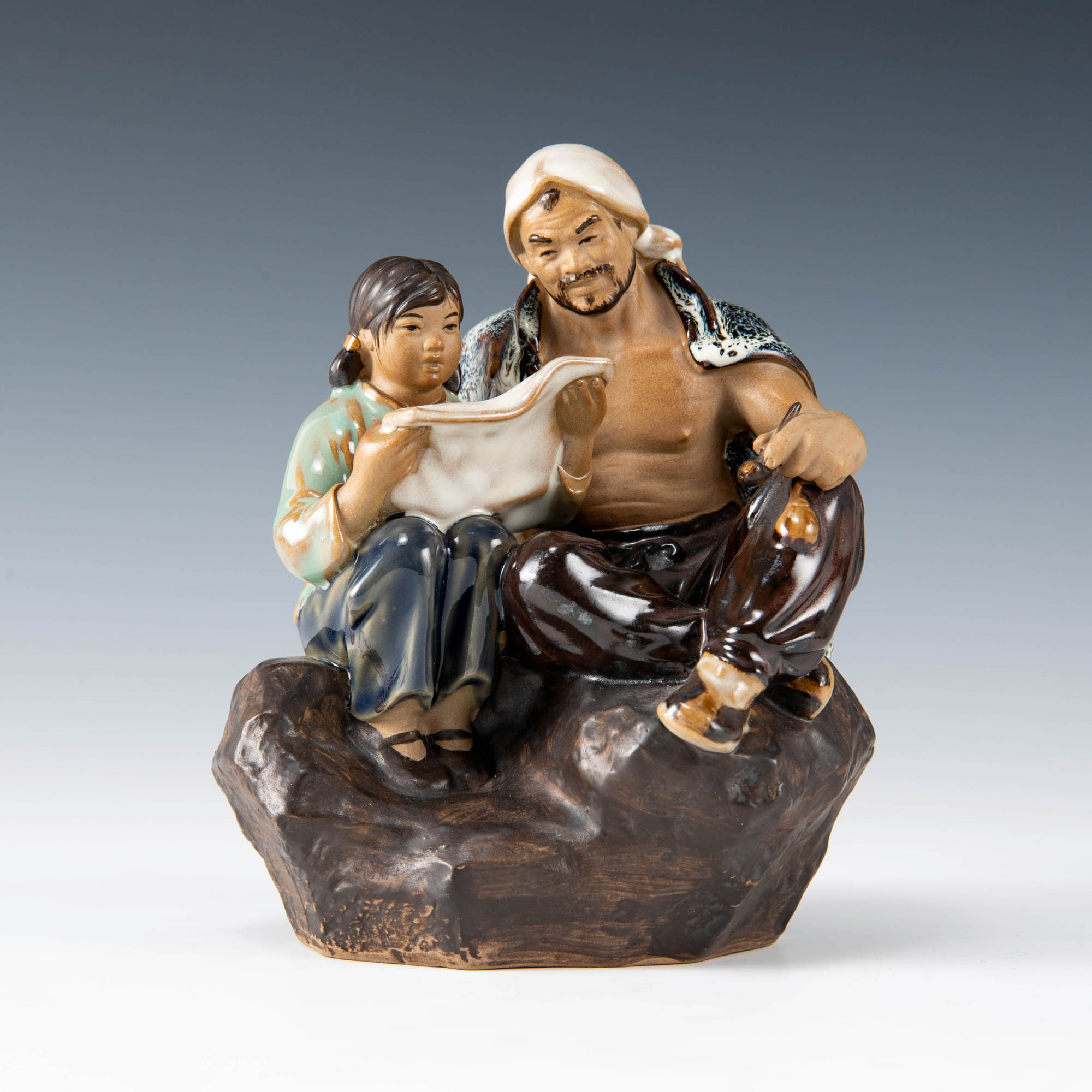 文革時期石灣窯瓷塑擺件A Chinese Shiwan figurine of a man and