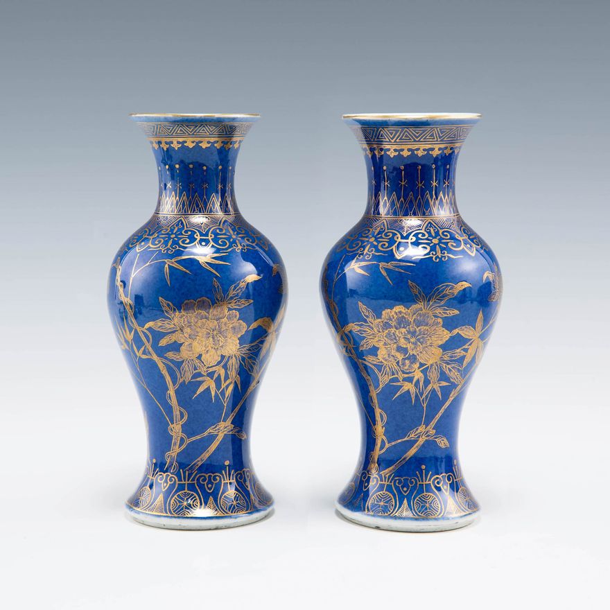 十九世紀晚 灑藍描金觀音瓶一對 A pair of Chinese powder-blue-ground gilt-decorated guanyin vases, late 19th century