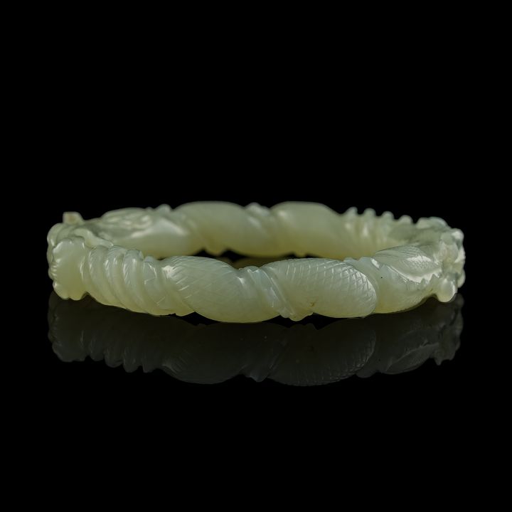 十九世紀 白玉雕雙龍手鐲 A Chinese carved white jade 'double dragon' bangle, 19th century