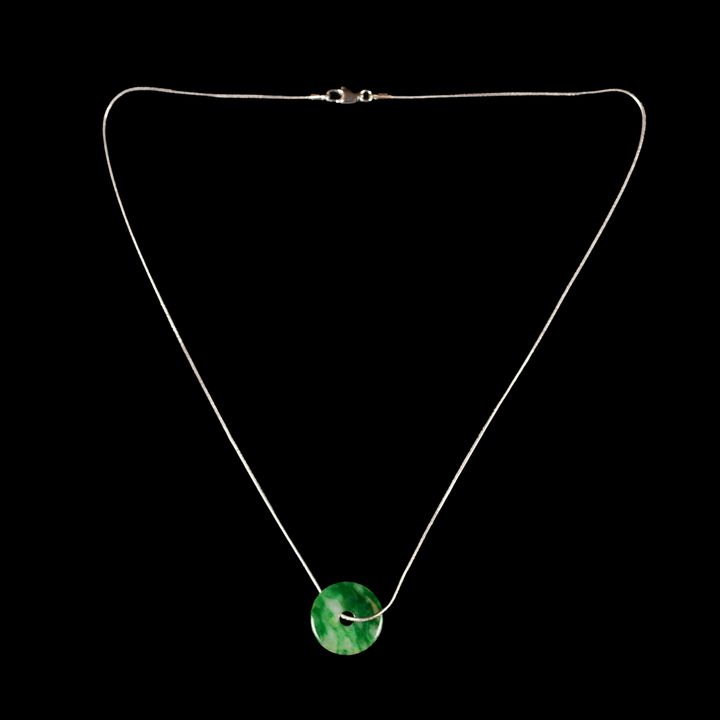 翡翠全綠圈竄白金鏈 A Chinese jadeite bi disc on fourteen karat white gold necklace chain