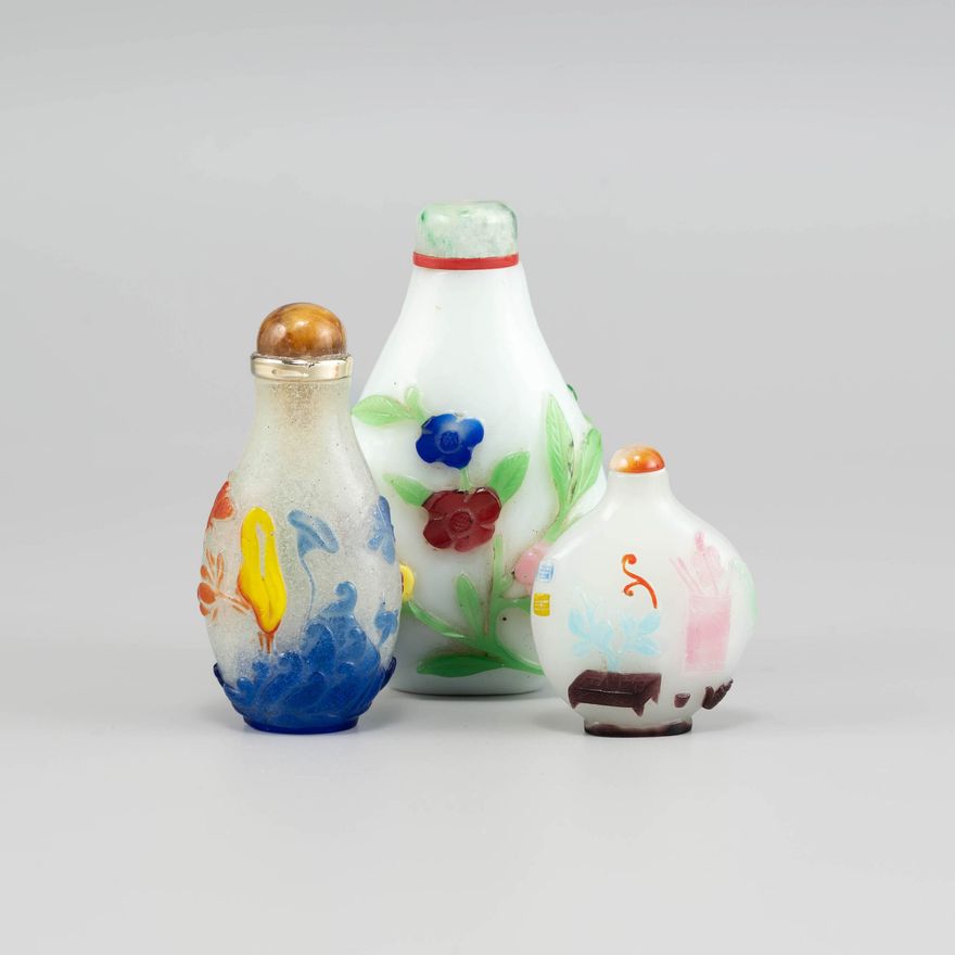 十九世紀   白地套料鼻煙壺三只 Three Chinese multi color-overlay white glass snuff bottles, 19th century