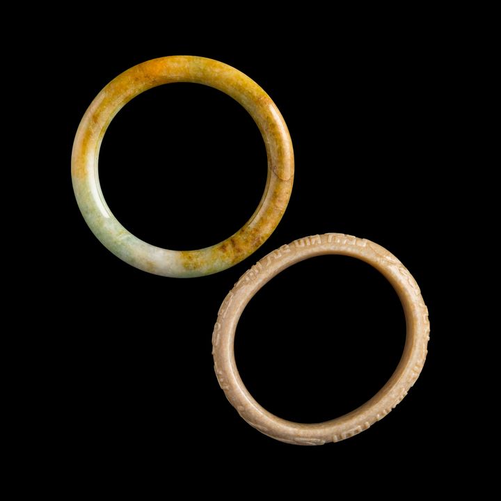 明代/清代 玉雕篆文手鐲及翡翠手鐲 A Chinese jade and a jadeite bangles, Ming/Qing dynasty