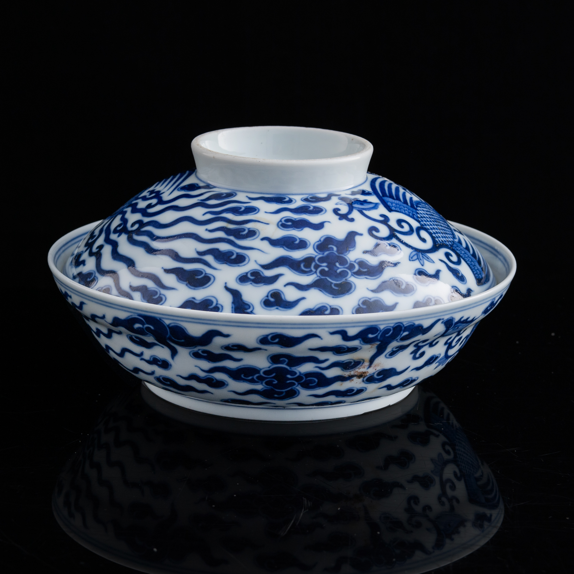 清光緒青花龍鳳紋蓋碗A Chinese blue and white 'dragon and phoenix