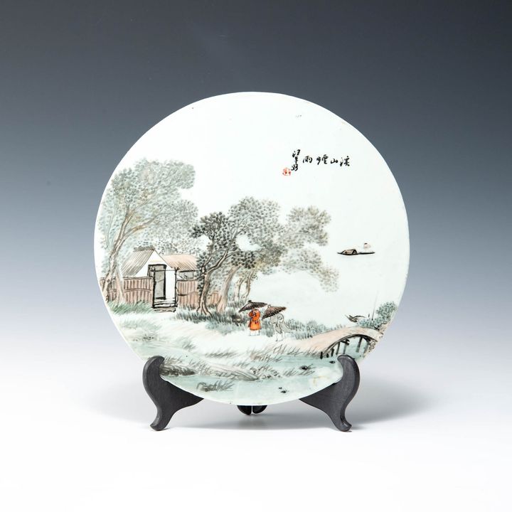民國 汪平畫溪山煙雨圓瓷板 A Chinese famille rose landscape roundel plaque, signed Wang Ping, Republic period