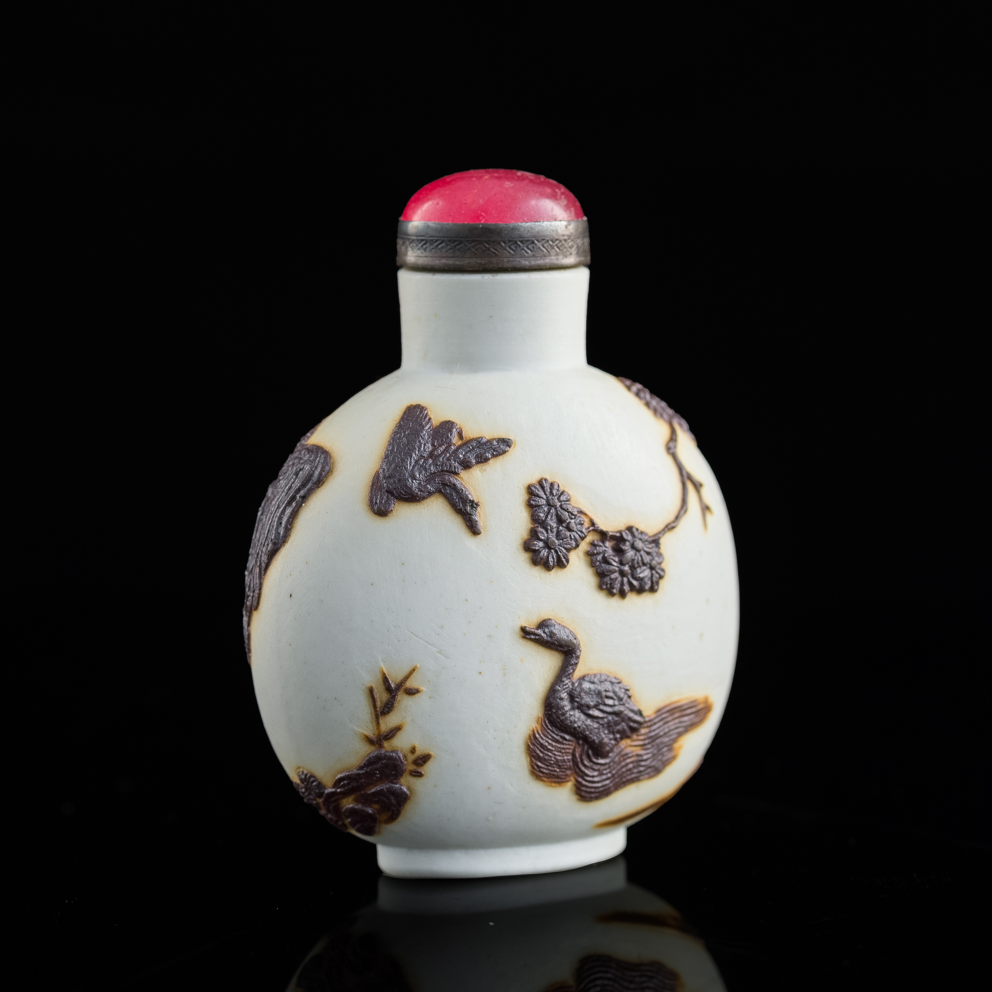 十九世紀早雕瓷人物鼻煙壺A Chinese molded porcelain snuff bottle