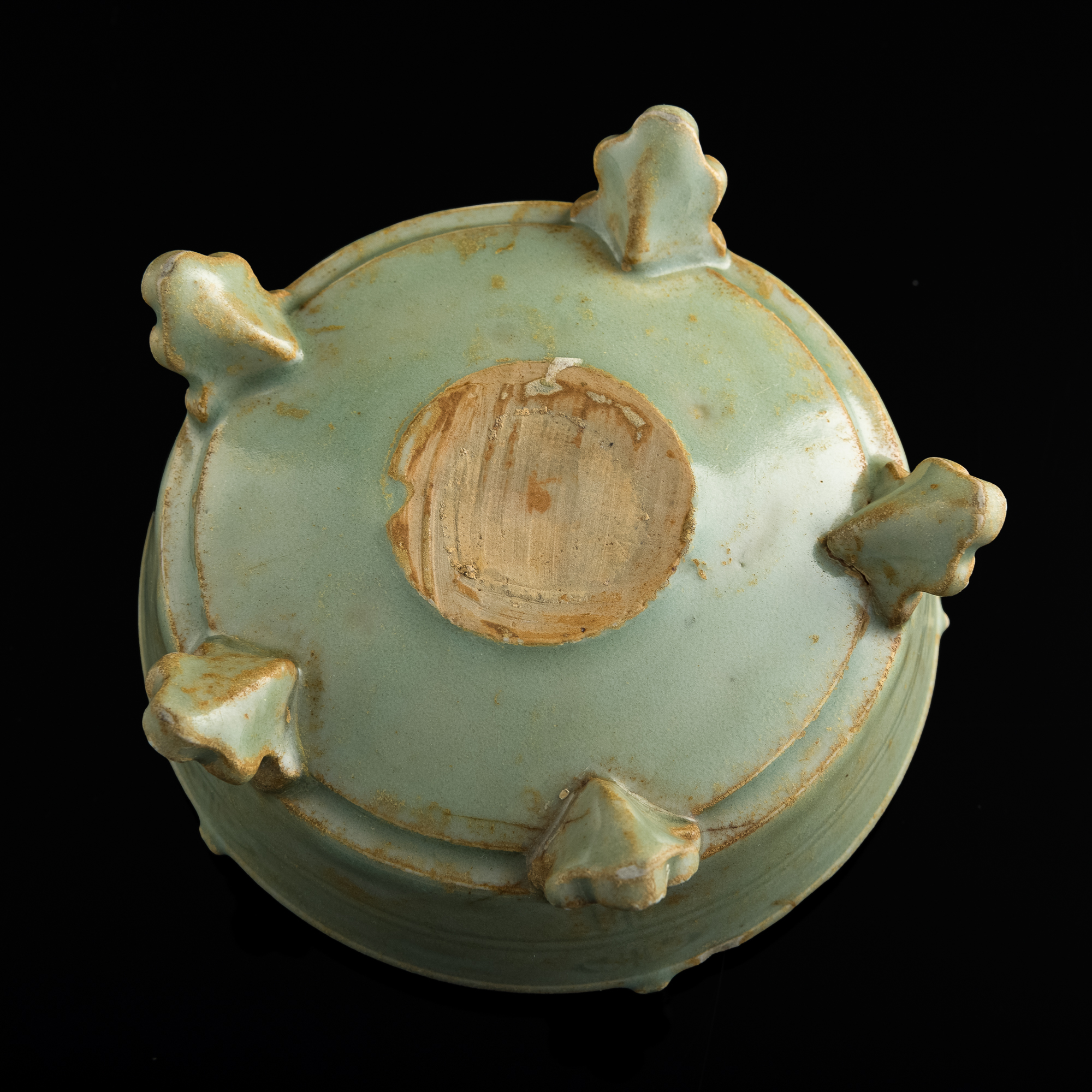南宋龍泉五足洗A Chinese five-footed Longquan celadon-glazed