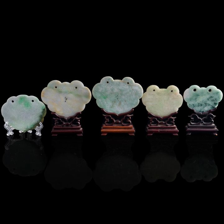 十九世紀 翡翠鎖片五件(四個附木架) Five Chinese jadeite lockplates, 19th century
