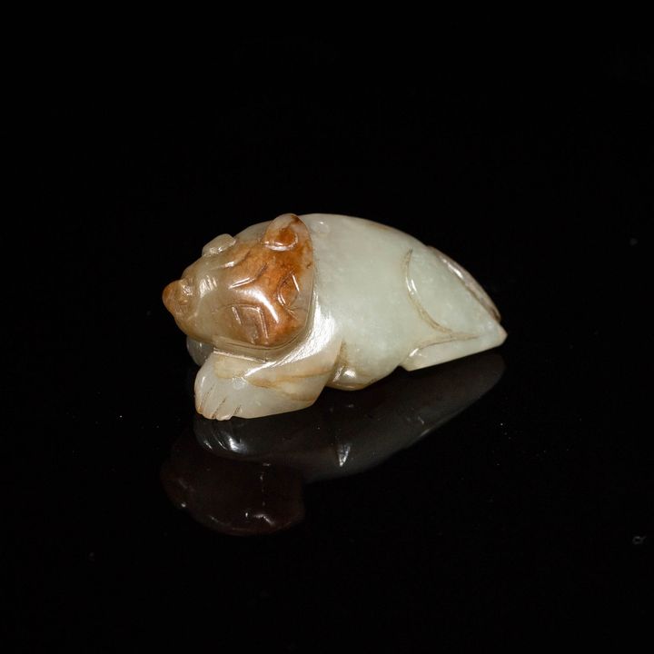 明代或更早   玉雕獸掛墜 A Chinese carved jade beast, Ming dynasty or earlier