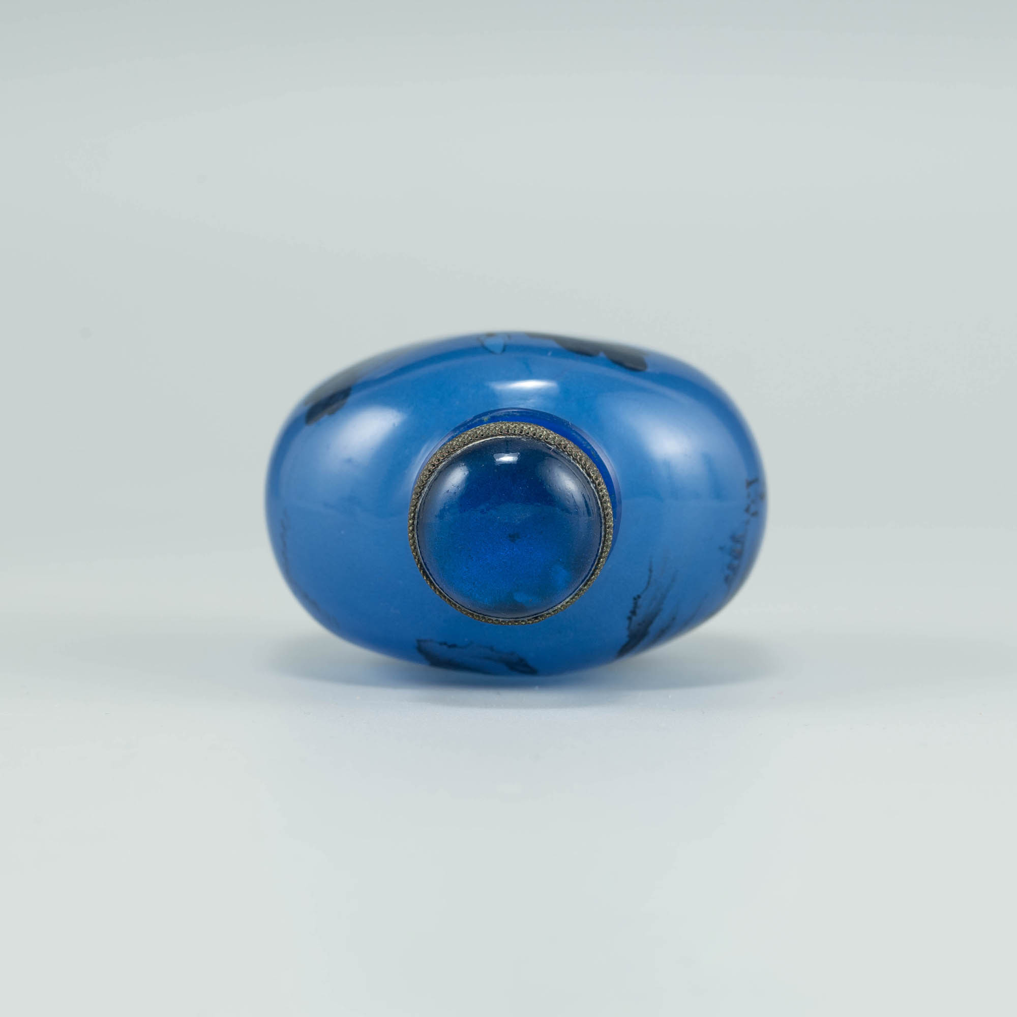 十九世紀內畫山水鼻煙壺A Chinese inside-painted glass snuff