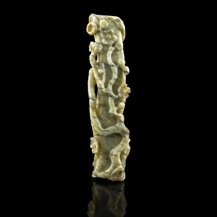 十八世紀 雞骨白玉雕靈芝擺件 A Chinese chicken bone jade carving, 18th century