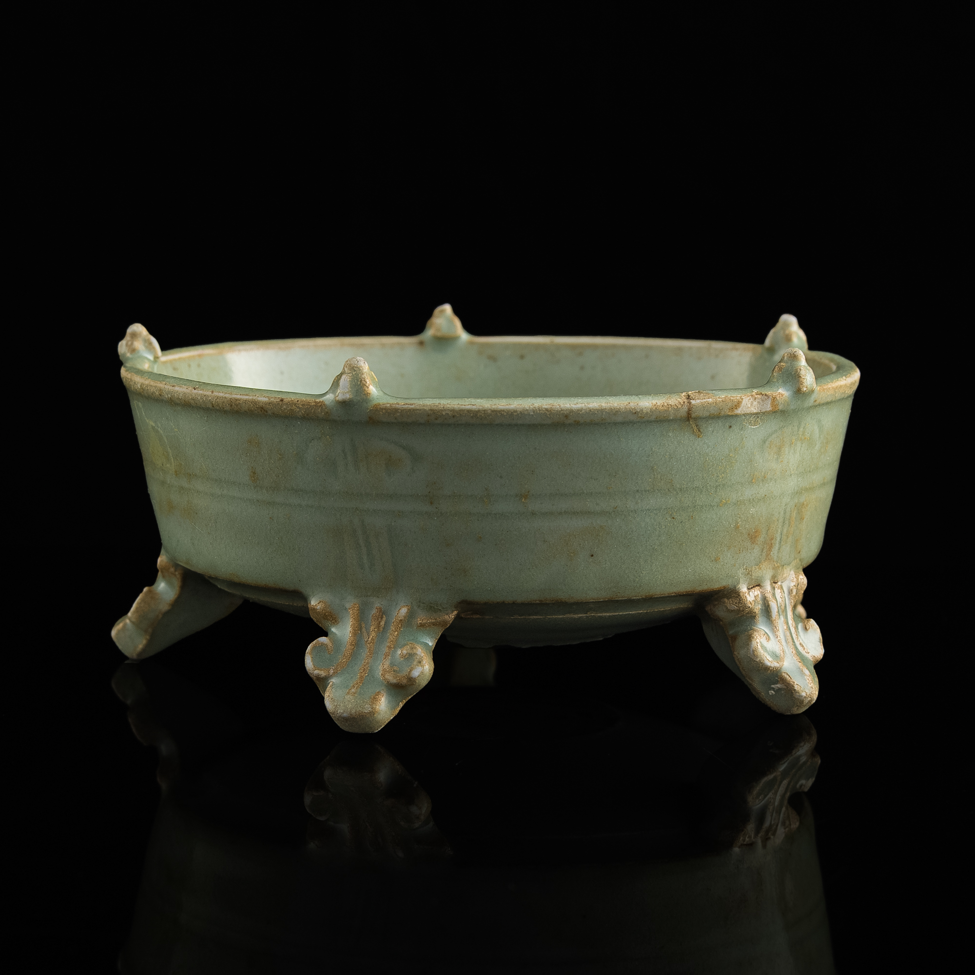 南宋龍泉五足洗A Chinese five-footed Longquan celadon-glazed