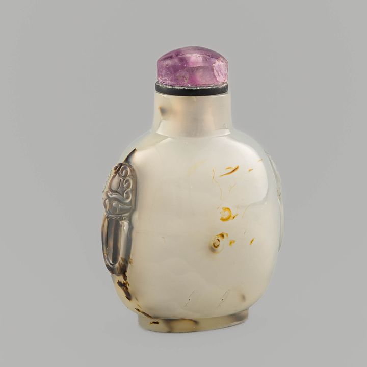 十八/十九世紀 瑪瑙巧色鋪首鼻煙壺 A Chinese carved agate snuff bottle, 18th/19th century