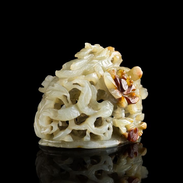 元代 玉留皮鏤雕龍紋爐頂 A Chinese reticulated jade 'dragon' finial, Yuan dynasty