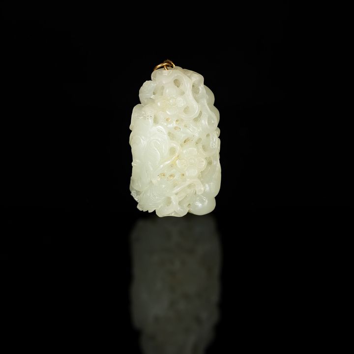 十九世紀 白玉雕瓜果掛墜 A Chinese carved white jade toggle, 19th century
