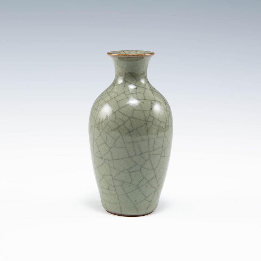清代   仿官釉瓶 A Chinese Guan-glazed vase, Qing dynasty