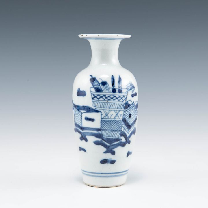十八世紀 青花博古圖瓶 A Chinese blue and white vase, 18th century