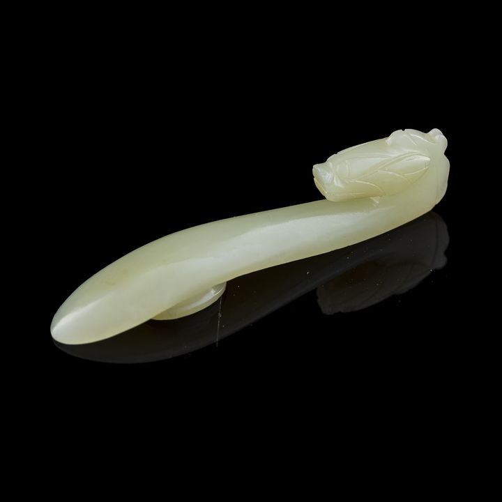 十八/十九世紀 白玉龍勾 A Chinese carved white jade dragon hook, 18th/19th century