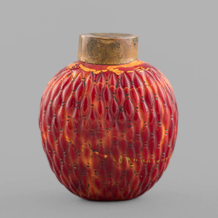 十九世紀 料器仿雄黃鼻煙壺 A Chinese Peking glass snuff bottle, 19th century