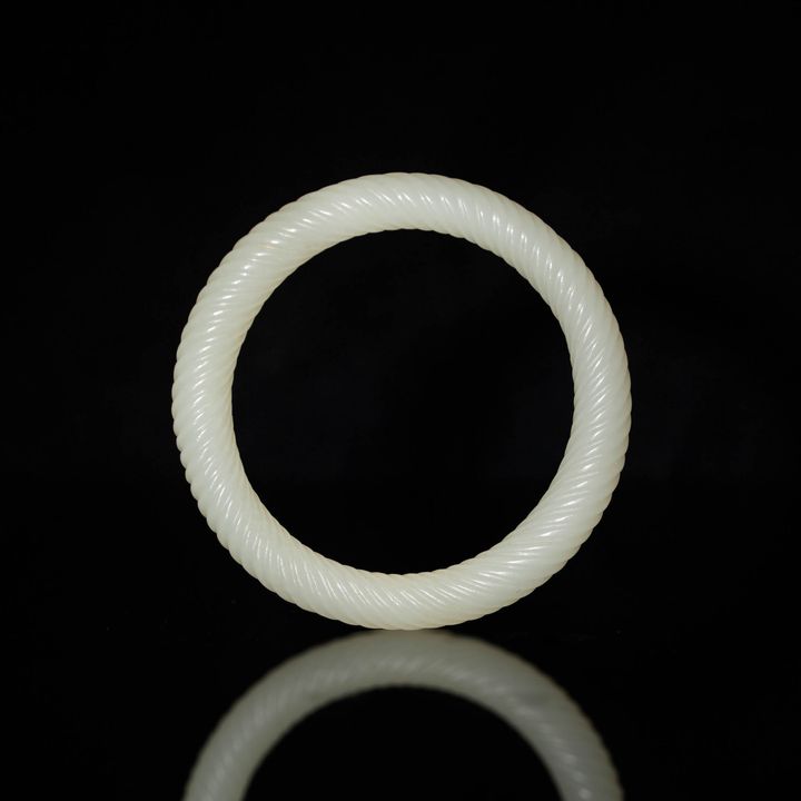 十八世紀或更早 白玉絞絲手鐲 A Chinese white jade twisted bangle, 18th century or earlier