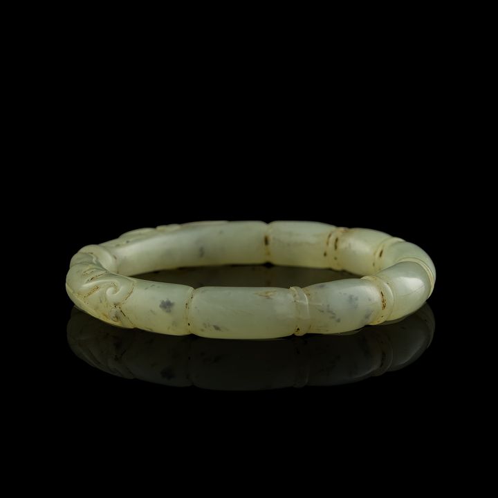 清代 玉雕藕段手鐲 A Chinese carved jade lotus root-form bangle, Qing dynasty