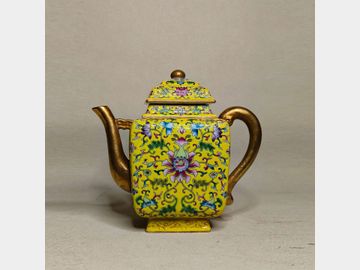 Enamel-colored and gilded porcelain pot with lotus pattern.