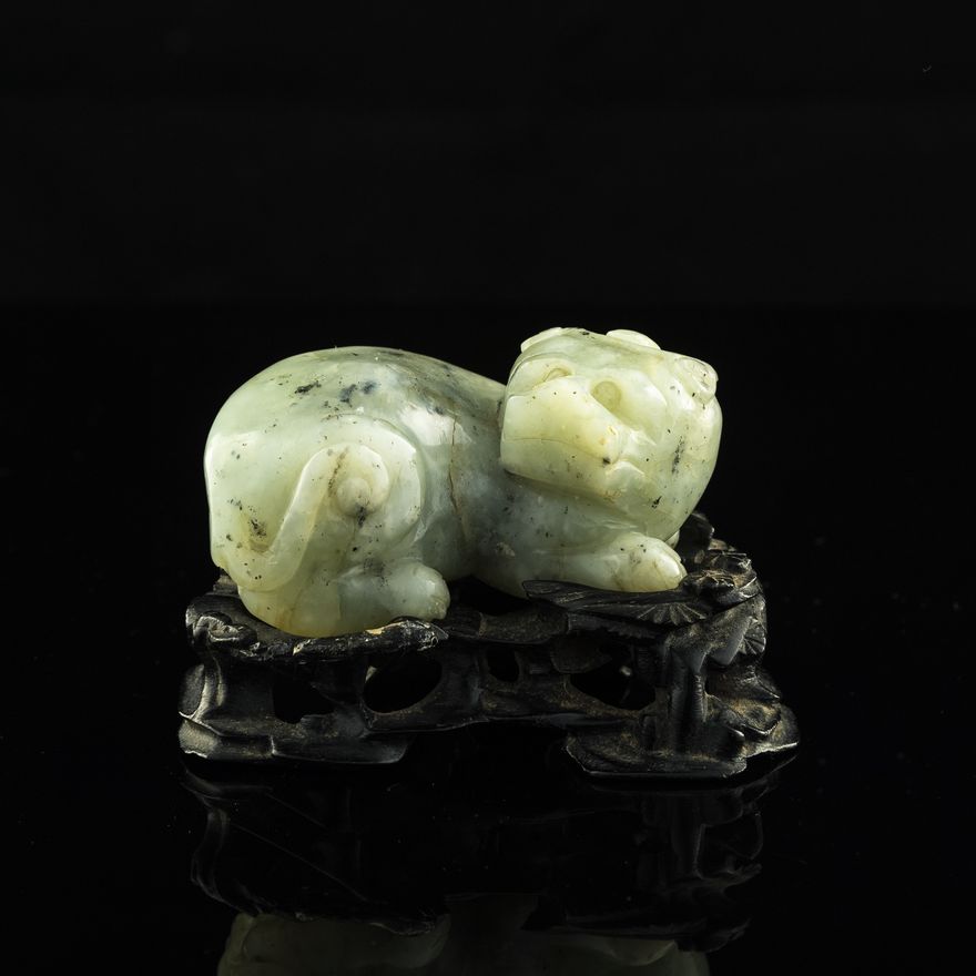 明代 玉雕臥獸 （附原配硬木座） A Chinese carved jade reclining beast figure, Ming dynasty