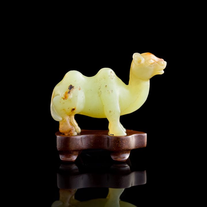 明代或更早 黃玉雕駱駝(附原配硬木座) A Chinese carved yellow jade camel figure, Ming dynasty or earlier