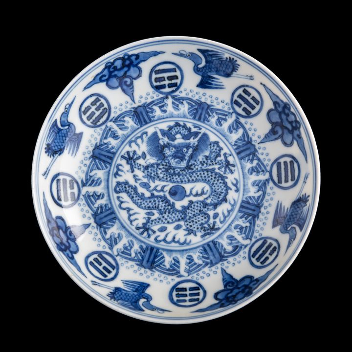 清光緒 青花雲鶴八卦龍紋盤 A Chinese blue and white 'bagua' plate, Guangxu period, Qing dynasty