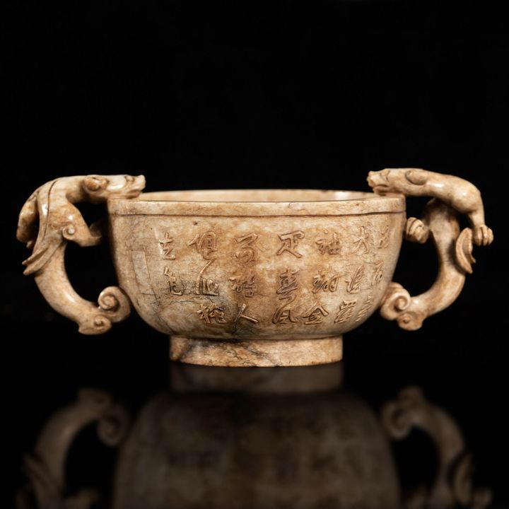 明代   火燒玉詩文把杯 A Chinese chicken bone jade cup, Ming dynasty