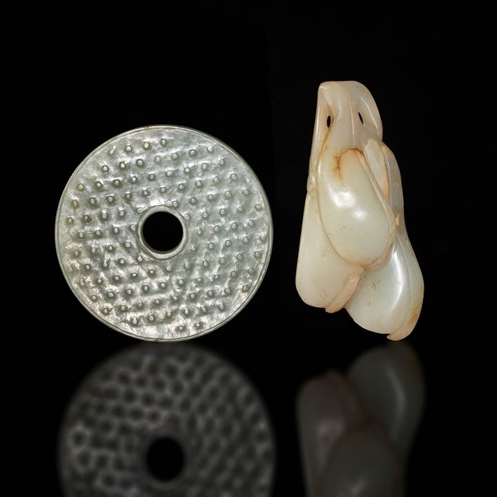 十八/十九世紀 玉璧及豆莢掛墜兩件 A Chinese jade bi and a jade toggle, 18th/19th century