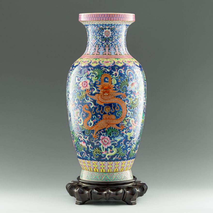 民國   藍地粉彩龍紋大瓶（附木座） A Chinese blue-ground famille rose dragon vase, Republic period
