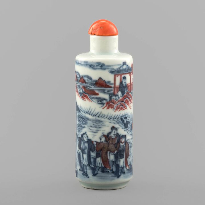 十九世紀 青花釉裏紅山水人物鼻煙壺 A Chinese blue and white with red glaze snuff bottle, 19th century