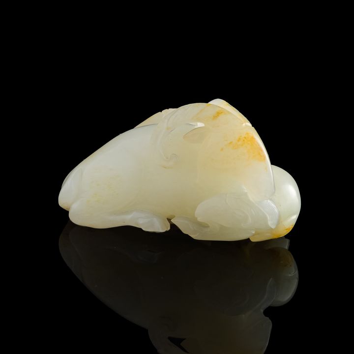十八世紀 白玉留皮雕三羊開泰掛墜 A Chinese carved white and russet jade 'Three Rams' figure, 18th century