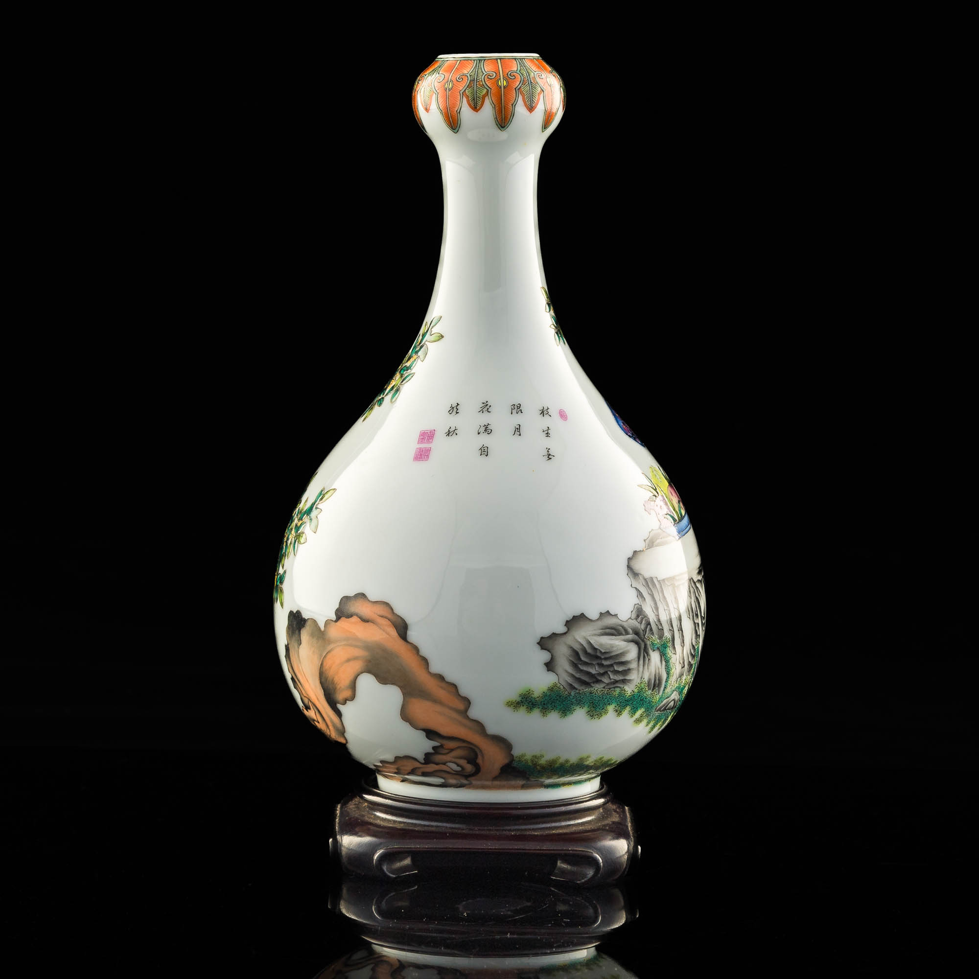 民國琺瑯彩仕女童子蒜頭瓶（附原配硬木座） A Chinese falangcai