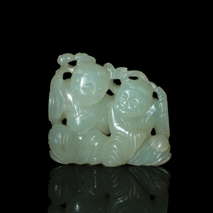 十八/十九世紀 白玉雕和合二仙掛墜 A Chinese carved white jade He-He Erxian pendant, 18th/19th century