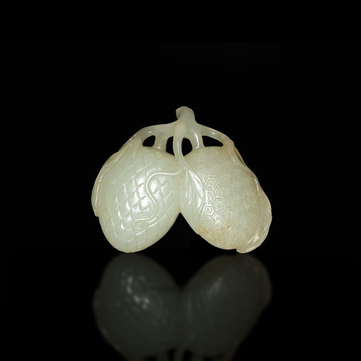 十八世紀 玉雕荔枝掛墜 A Chinese carved jade lychee-form toggle, 18th century