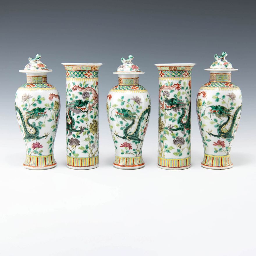 十九世紀晚   五彩龍紋將軍罐及花觚五個一組 A set of five Chinese wucai jars and gu vases, late 19th century