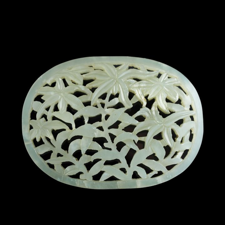 十八世紀 玉鏤雕花卉瓦子 A Chinese carved jade 'floral' plaque, 18th century