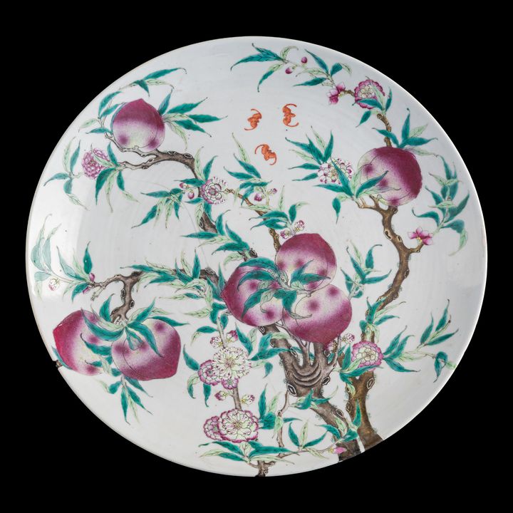 十九世紀 粉彩九桃盤 A Chinese famille rose 'nine peaches' plate, 19th century