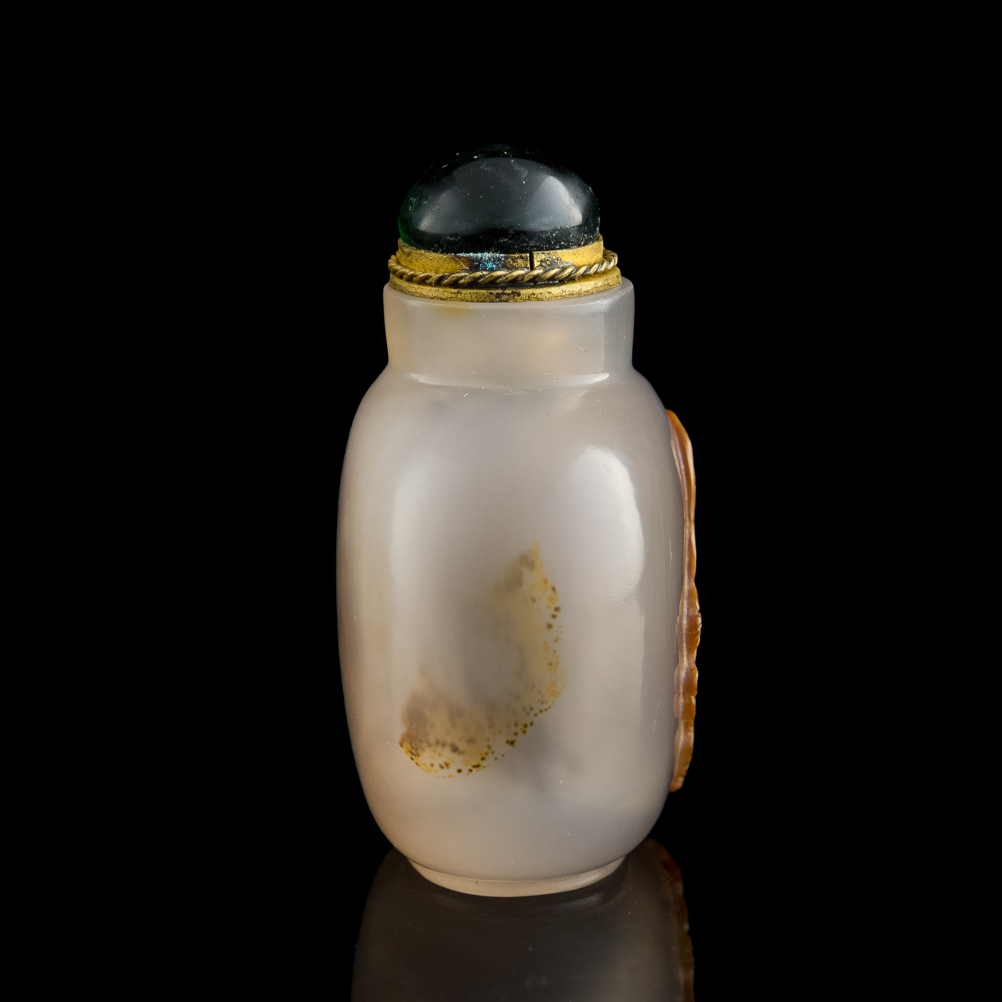 十九世紀瑪瑙巧雕劉海鼻煙壺A Chinese agate snuff bottle, 19th