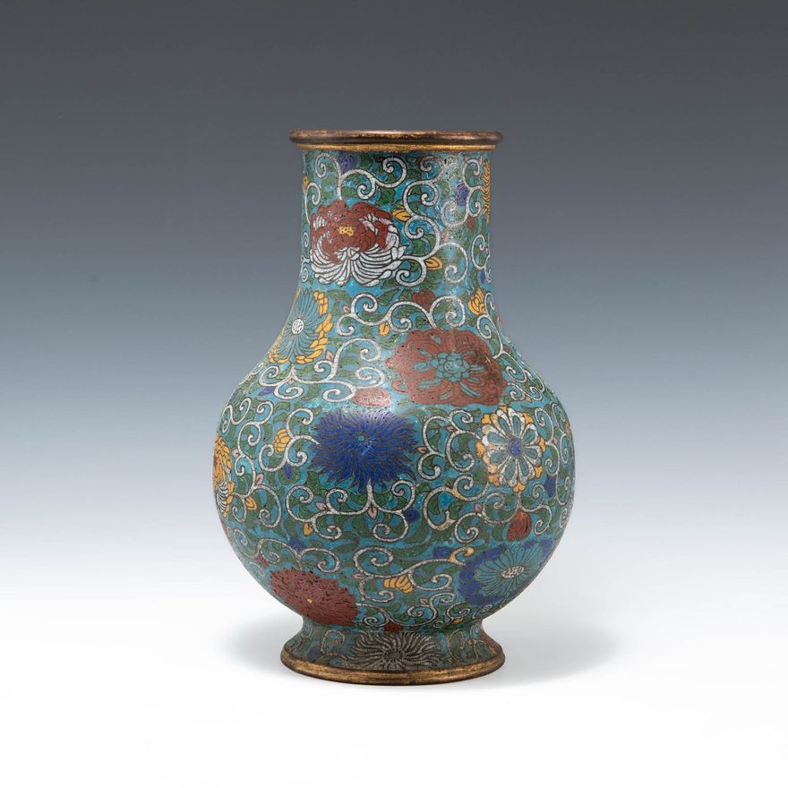 明代   掐絲琺瑯纏枝花卉尊 A Chinese cloisonne flower vase, Ming dynasty